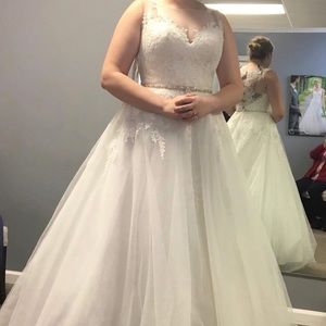 Never Worn Wedding Dress
